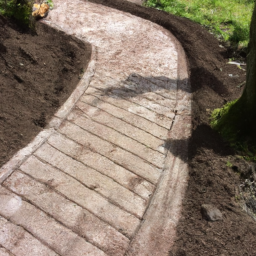 Allée-chemin en terre : Utilisation de techniques de drainage pour évacuer efficacement l'eau et prévenir les inondations Aubenas