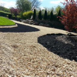 Allée-chemin enrobé : Maintenance régulière des surfaces et des équipements pour garantir la sécurité et la fonctionnalité de vos voies de circulation tout au long de l'année Enchenberg